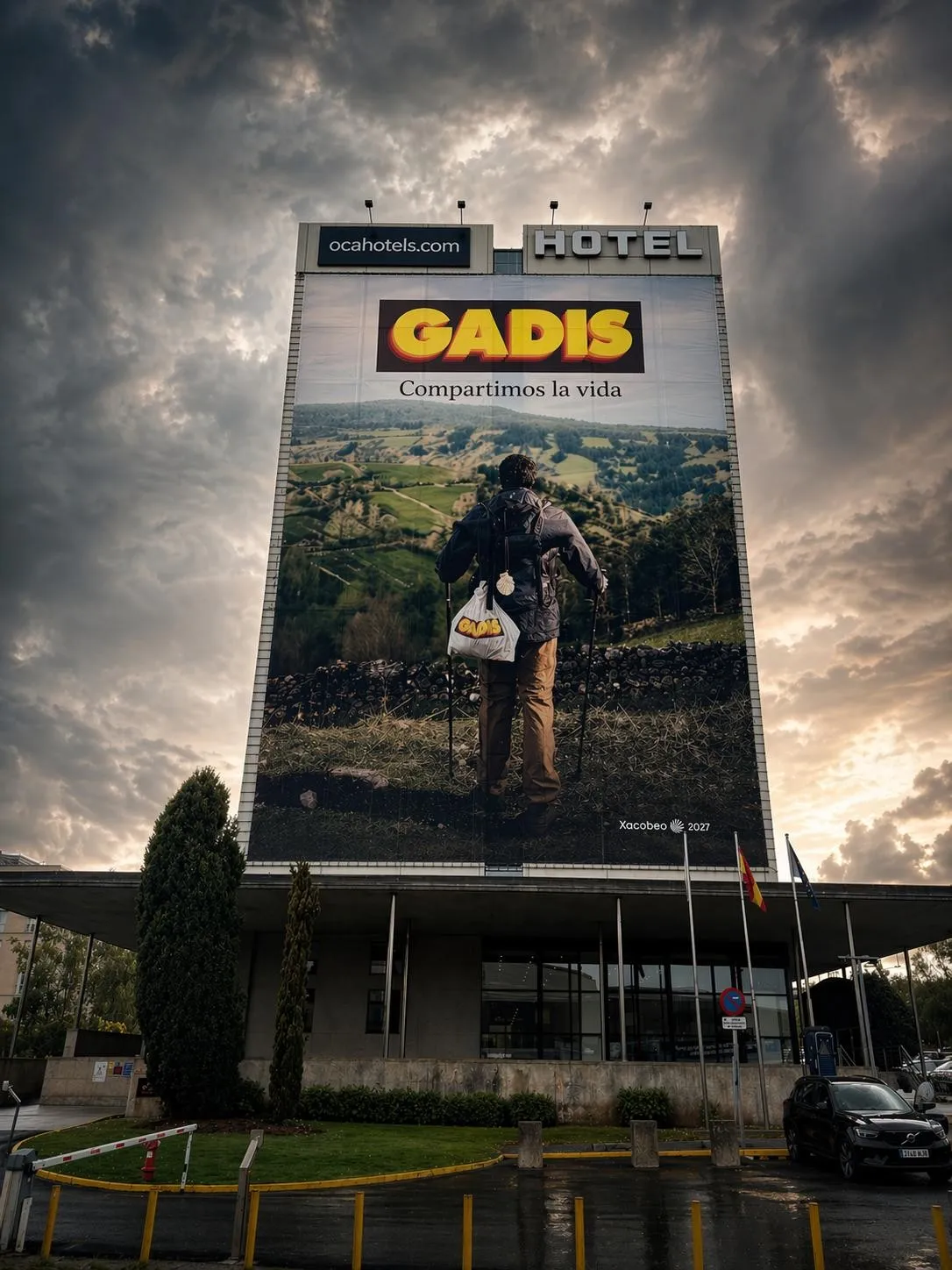 Lona GADIS de 700 m² «Compartimos la vida» sobre o Hotel Oca Puerta del Camino