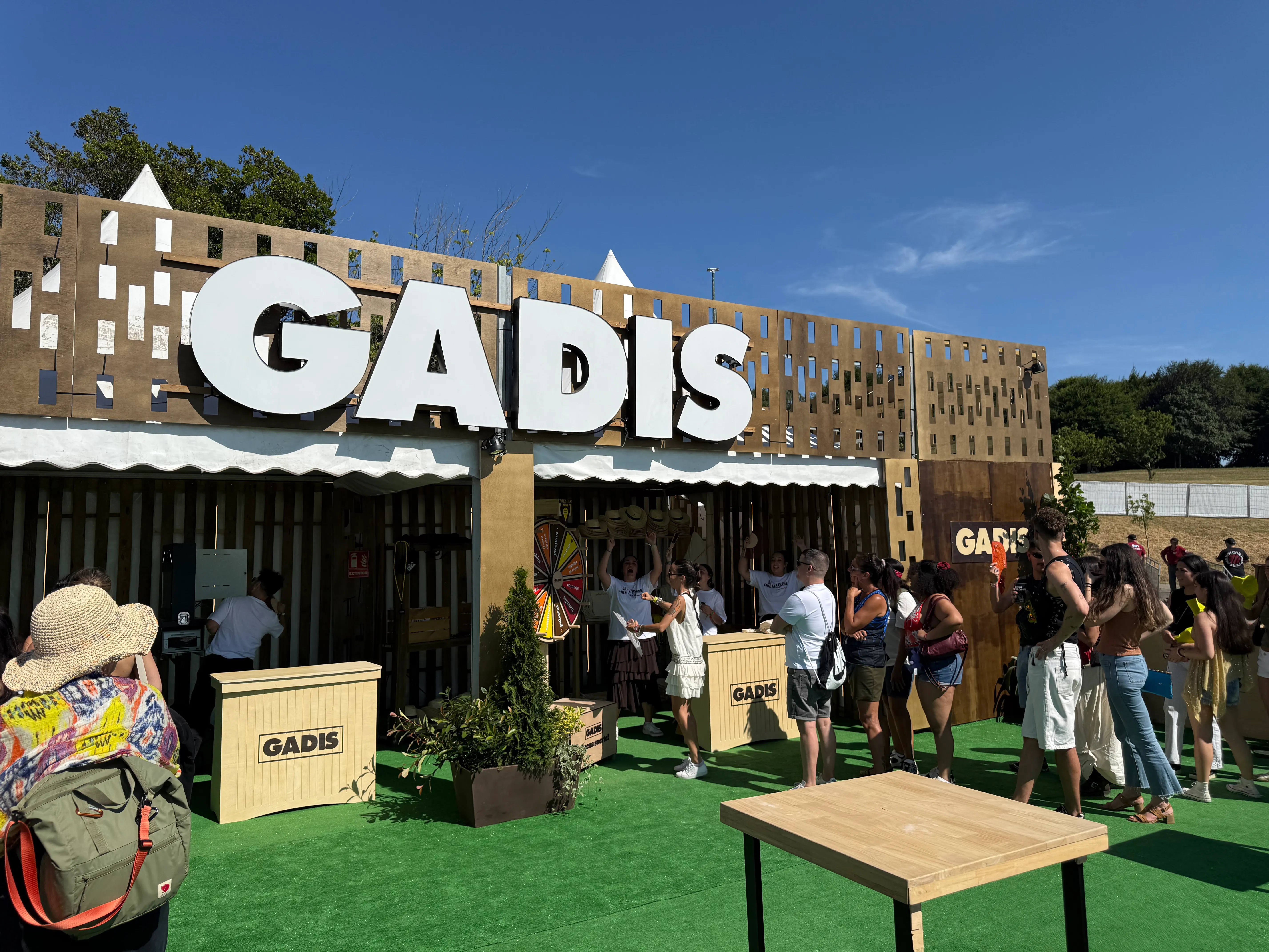 O público no stand GADIS, foto 2