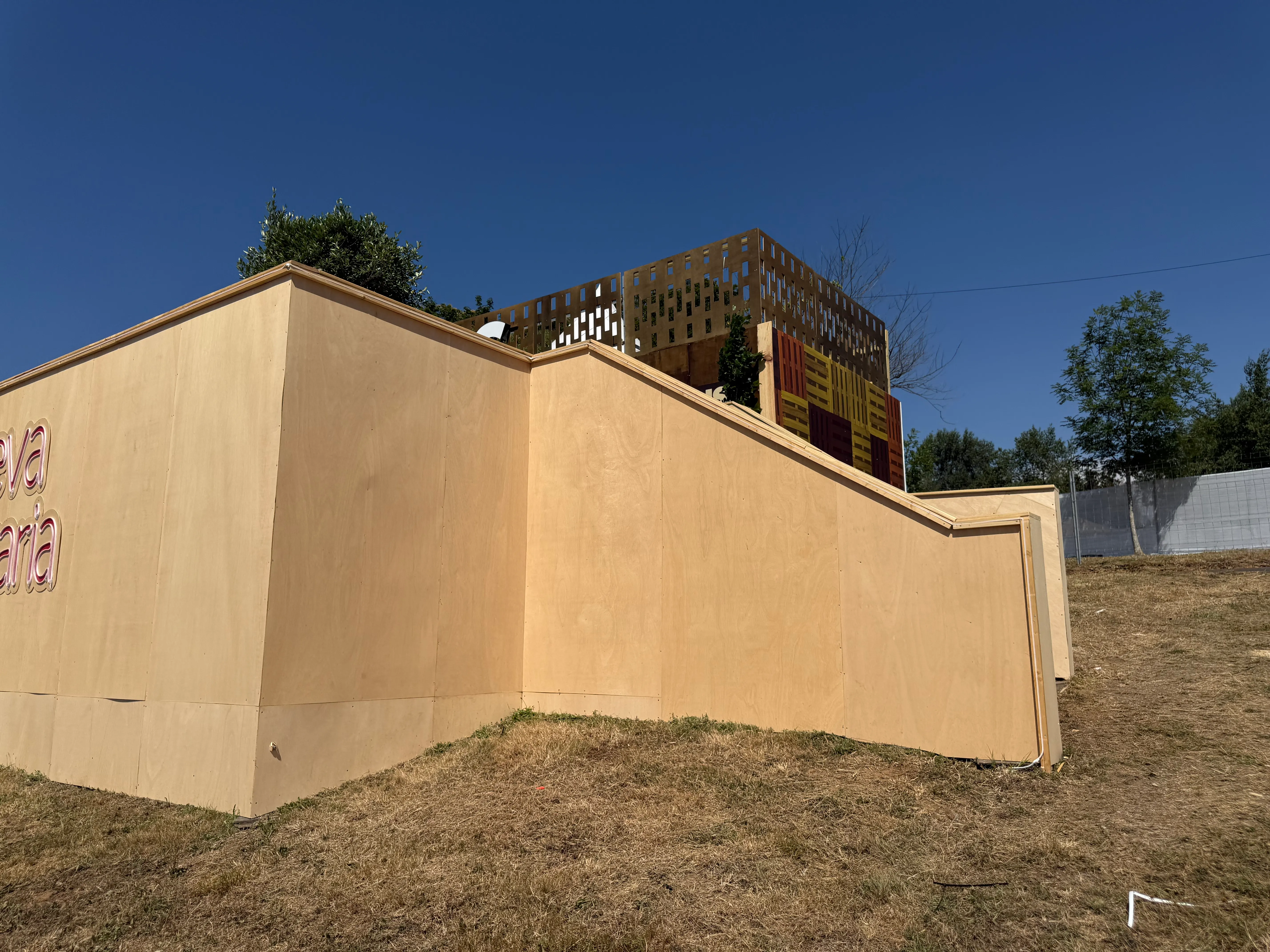 Lateral do stand coas plantas de coroamento
