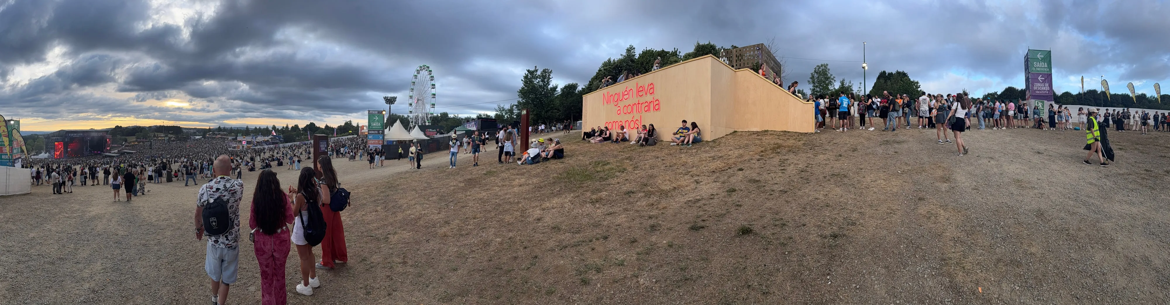 Panorámica do recinto do Son do Camiño co stand GADIS e o público ao solpor