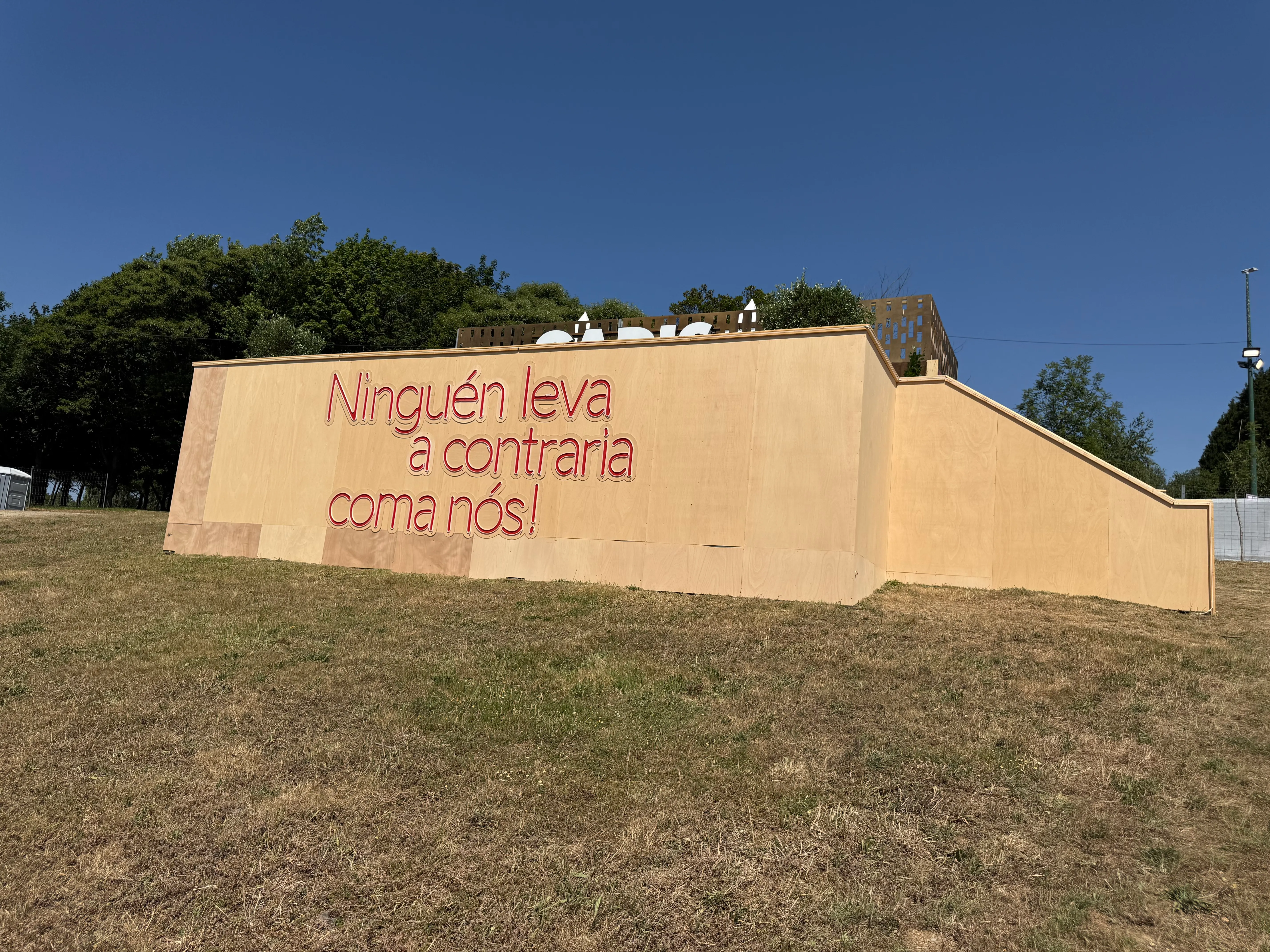 Fachada do stand co rótulo «Ninguén leva a contraria coma nós!»