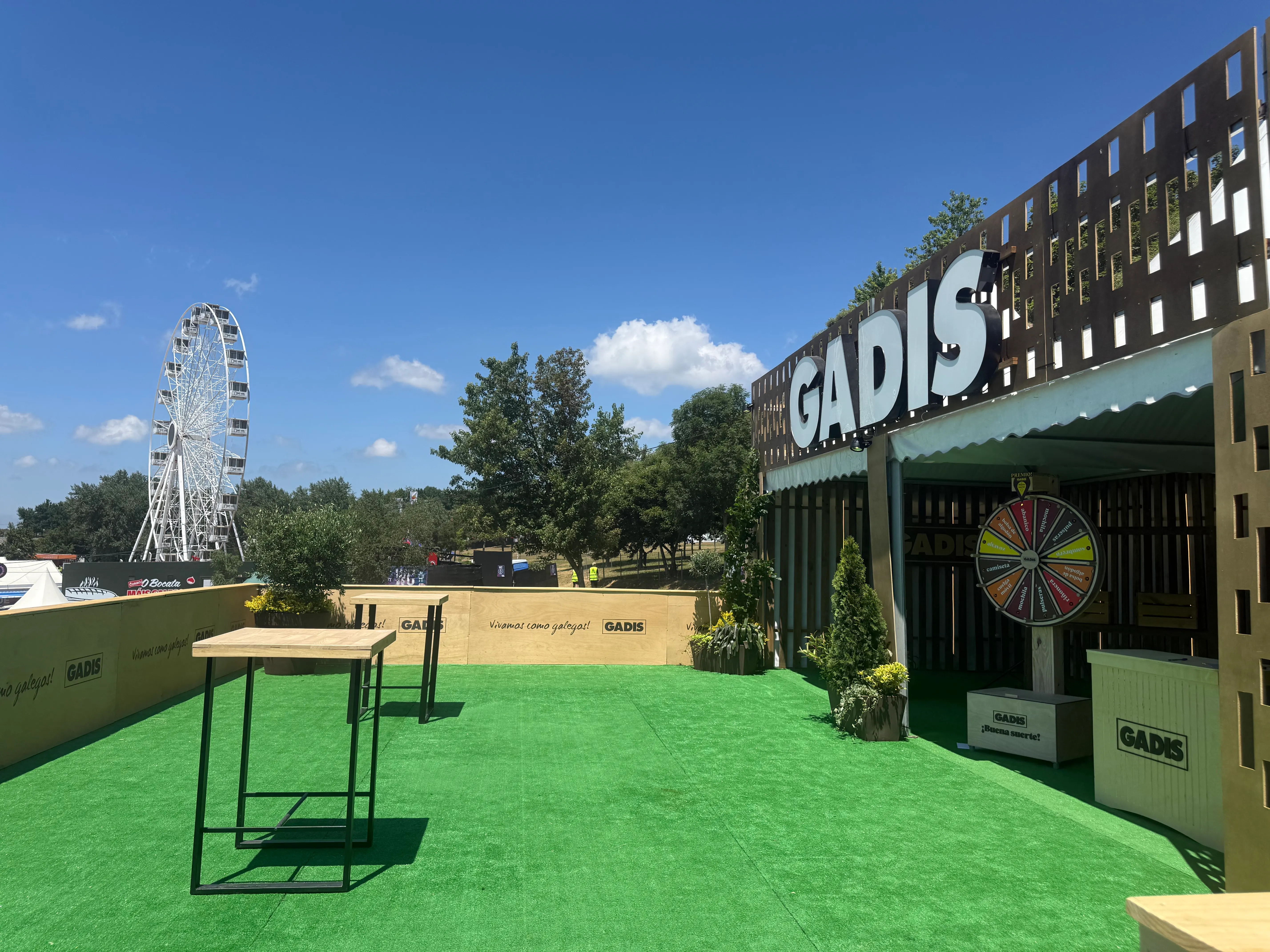 Terraza do stand GADIS coas letras corpóreas, moqueta verde e a nora do recinto ao fondo